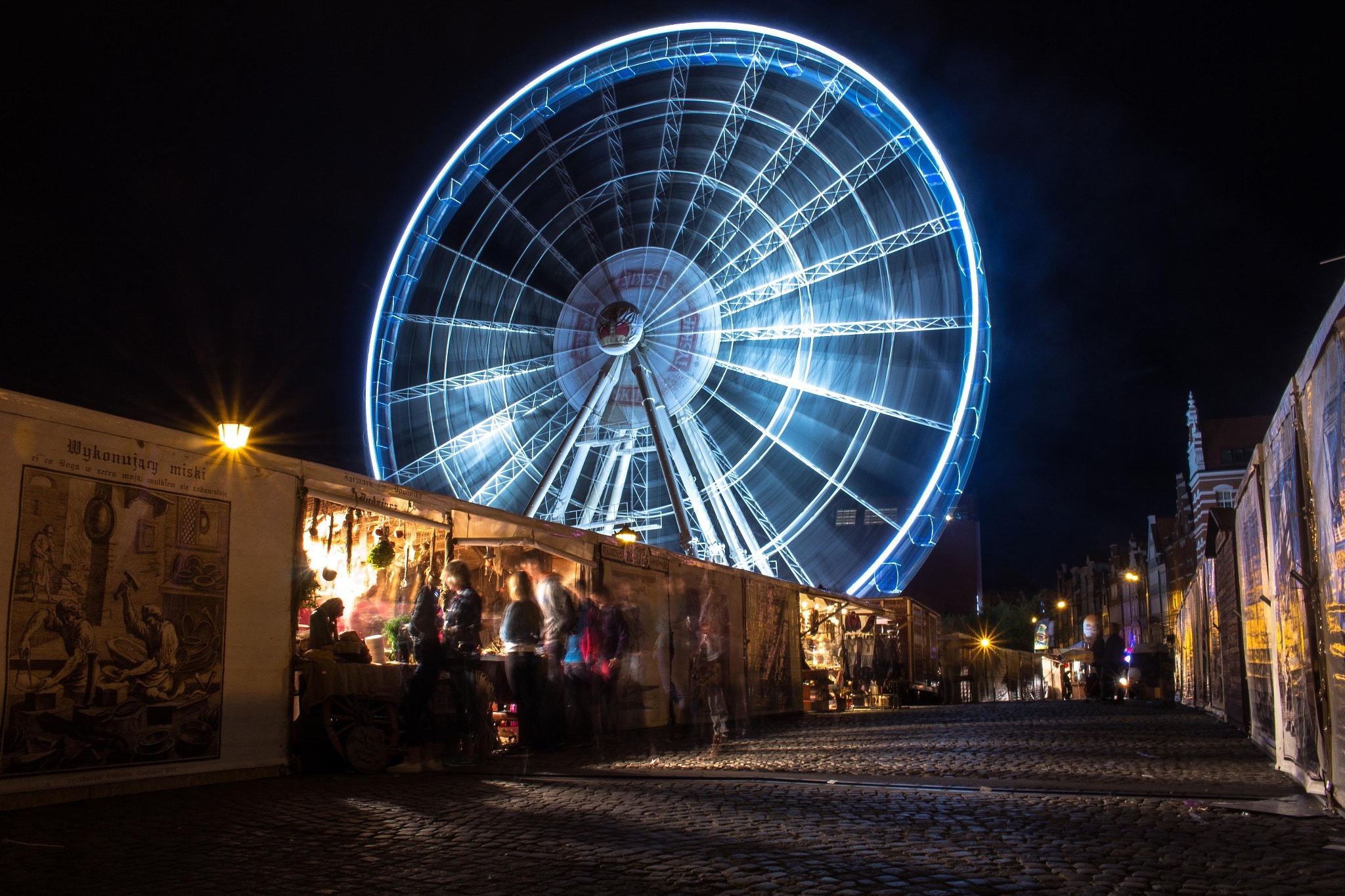 Gdansk Ferris Wheel lit up by ENTTEC LED Light and Control systems